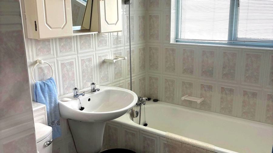 4 Bedroom Property for Sale in Beachy Head Western Cape